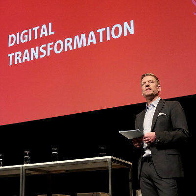 Moderator Timon Meyer bei der Moderation des Berlin Urban Tech Summit