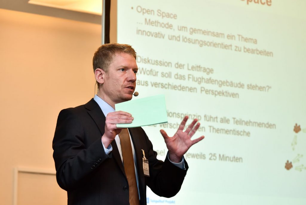 Timon Meyer bei der Moderation einer Veranstaltung im Rahmen des Leitbildprozesses für den ehemaligen Flughafen Tempelhof